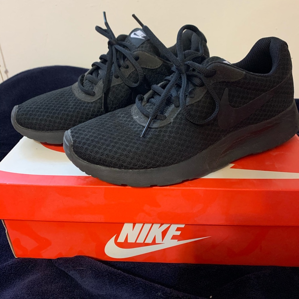 All black Nike Roshe